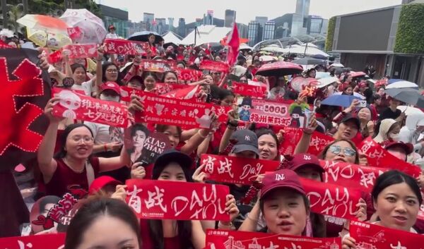 ▲▼肖戰七夕在香港！近萬粉絲擠爆商場　港媒驚：像除夕倒數。（圖／翻攝自微博）