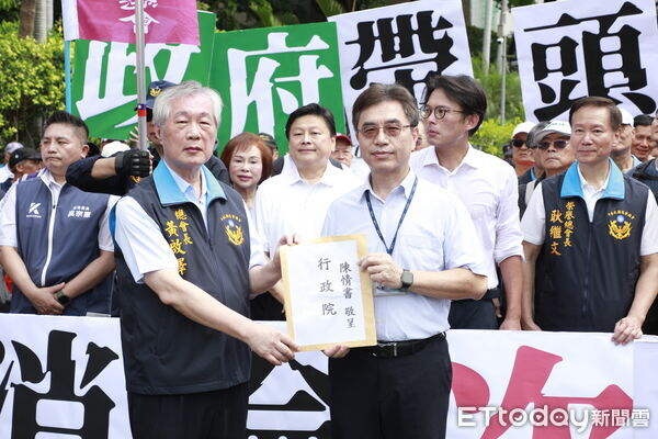▲▼傅崐萁、黃國昌為警、消退休金問題，向行政院陳情，請行政院依法編列立院三讀通過總統公布的警察人員人事條例第35條預算陳情活動。（圖／記者湯興漢攝）