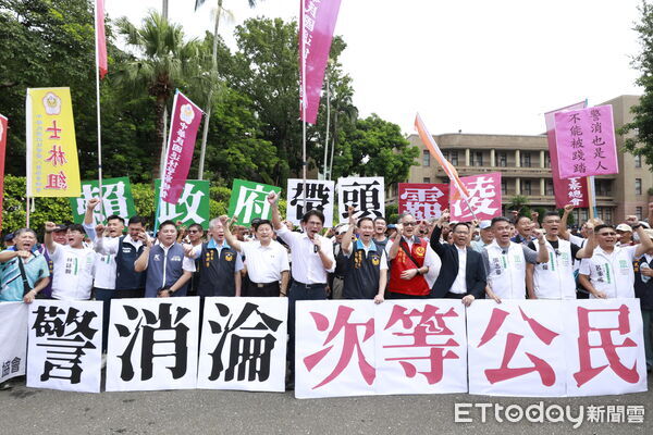 ▲▼傅崐萁、黃國昌為警、消退休金問題，向行政院陳情，請行政院依法編列立院三讀通過總統公布的警察人員人事條例第35條預算陳情活動。（圖／記者湯興漢攝）