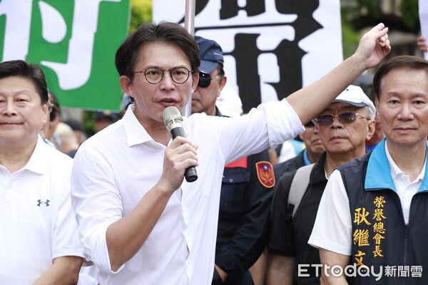▲▼傅崐萁、黃國昌為警、消退休金問題，向行政院陳情，請行政院依法編列立院三讀通過總統公布的警察人員人事條例第35條預算陳情活動。（圖／記者湯興漢攝）
