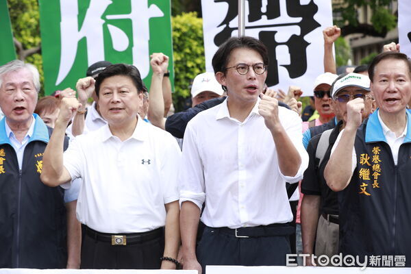 ▲▼傅崐萁、黃國昌為警、消退休金問題，向行政院陳情，請行政院依法編列立院三讀通過總統公布的警察人員人事條例第35條預算陳情活動。（圖／記者湯興漢攝）