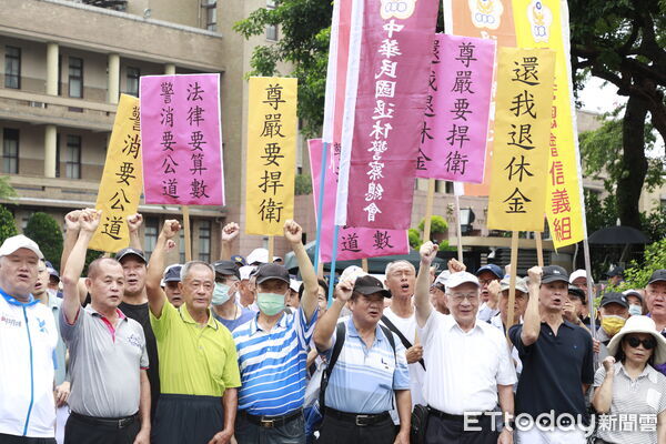 ▲▼傅崐萁、黃國昌為警、消退休金問題，向行政院陳情，請行政院依法編列立院三讀通過總統公布的警察人員人事條例第35條預算陳情活動。（圖／記者湯興漢攝）