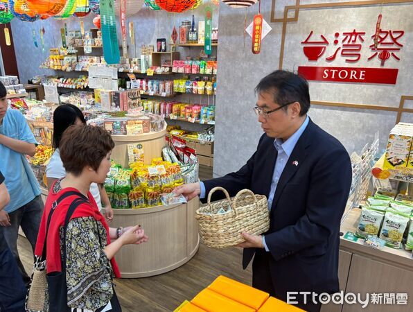 ▲台南市長黃偉哲快閃「京都台灣祭Store」，親自發送台南果乾、玉米脆及番茄軟糖等試吃品，向日本民眾行銷台南好味道。（記者林東良翻攝，下同）