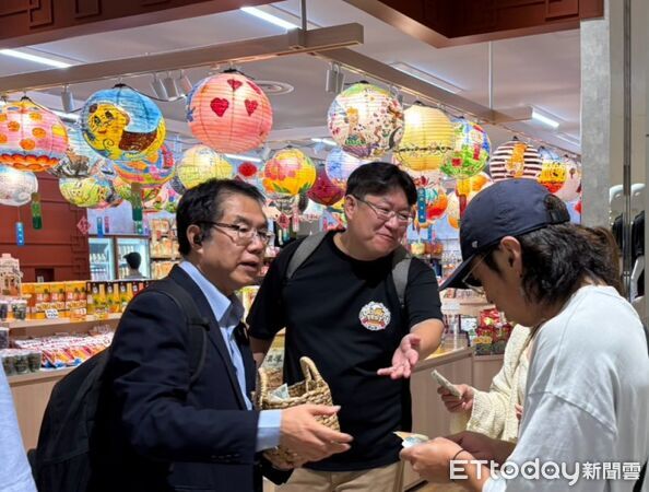 ▲台南市長黃偉哲快閃「京都台灣祭Store」，親自發送台南果乾、玉米脆及番茄軟糖等試吃品，向日本民眾行銷台南好味道。（記者林東良翻攝，下同）