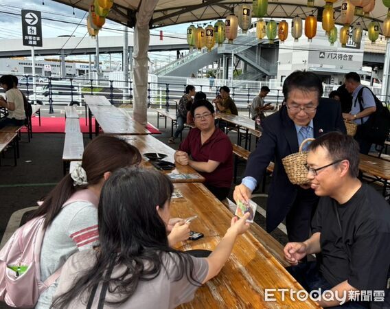 ▲台南市長黃偉哲快閃「京都台灣祭Store」，親自發送台南果乾、玉米脆及番茄軟糖等試吃品，向日本民眾行銷台南好味道。（記者林東良翻攝，下同）