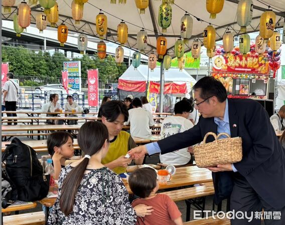 ▲台南市長黃偉哲快閃「京都台灣祭Store」，親自發送台南果乾、玉米脆及番茄軟糖等試吃品，向日本民眾行銷台南好味道。（記者林東良翻攝，下同）