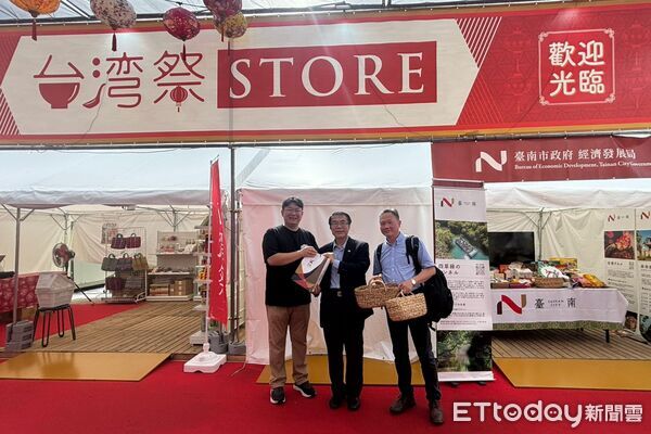 ▲台南市長黃偉哲快閃「京都台灣祭Store」，親自發送台南果乾、玉米脆及番茄軟糖等試吃品，向日本民眾行銷台南好味道。（記者林東良翻攝，下同）
