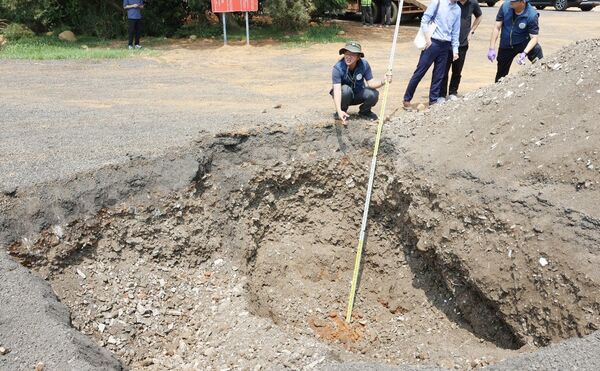 ▲桃園地檢署指揮保七總隊、環管署、桃市環保局偵辦陳姓土方業者等9人涉嫌非法回填營建廢棄物至陸軍湖口訓練場案，檢方偵結起訴，圖為專案小組至現場丈量廢棄物回填深度。（圖／桃園地檢署提供）