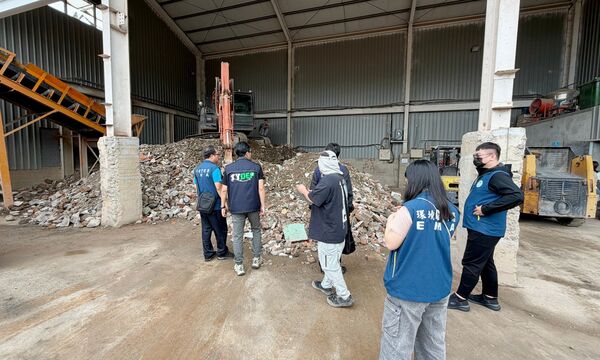 ▲專案小組至業者公司蒐證非法回填、囤積廢棄物。（圖／桃園環保局提供）