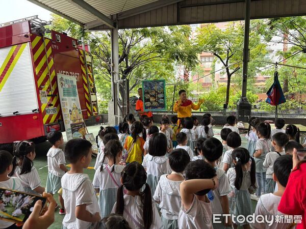 ▲育智幼兒園前往台南市消防局後甲消防分隊參訪，幼童近距離認識消防員工作及救災裝備。（記者林東良翻攝，下同）