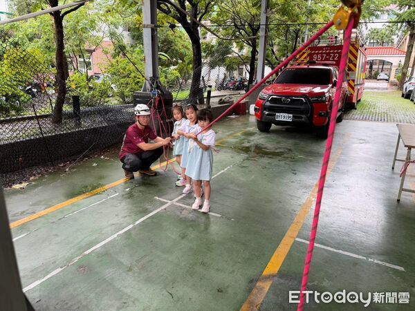 ▲育智幼兒園前往台南市消防局後甲消防分隊參訪，幼童近距離認識消防員工作及救災裝備。（記者林東良翻攝，下同）
