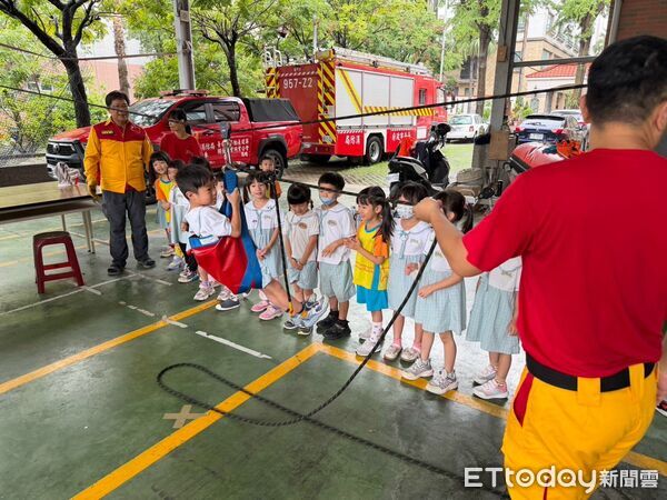 ▲育智幼兒園前往台南市消防局後甲消防分隊參訪，幼童近距離認識消防員工作及救災裝備。（記者林東良翻攝，下同）