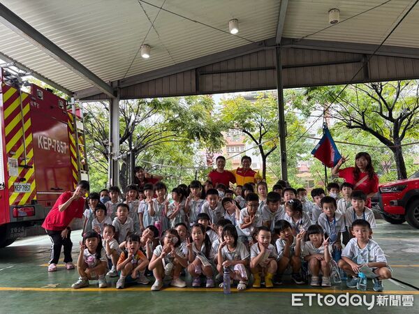 ▲育智幼兒園前往台南市消防局後甲消防分隊參訪，幼童近距離認識消防員工作及救災裝備。（記者林東良翻攝，下同）