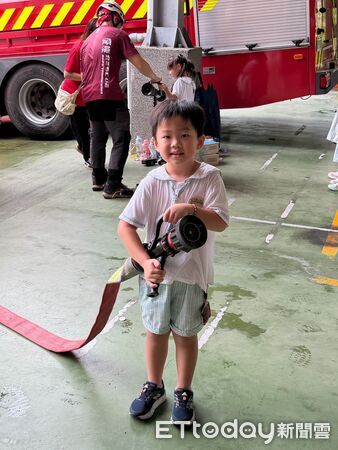 ▲育智幼兒園前往台南市消防局後甲消防分隊參訪，幼童近距離認識消防員工作及救災裝備。（記者林東良翻攝，下同）