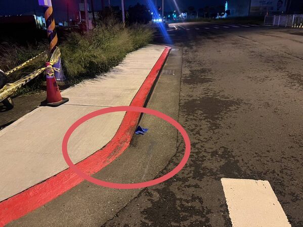 ▲騎士疑撞緣石後遭聯結車輾過當場死亡。（圖／民眾提供）