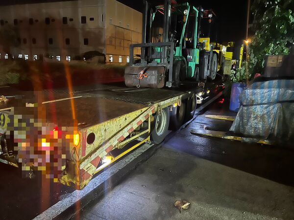 ▲騎士疑撞緣石後遭聯結車輾過當場死亡。（圖／民眾提供）
