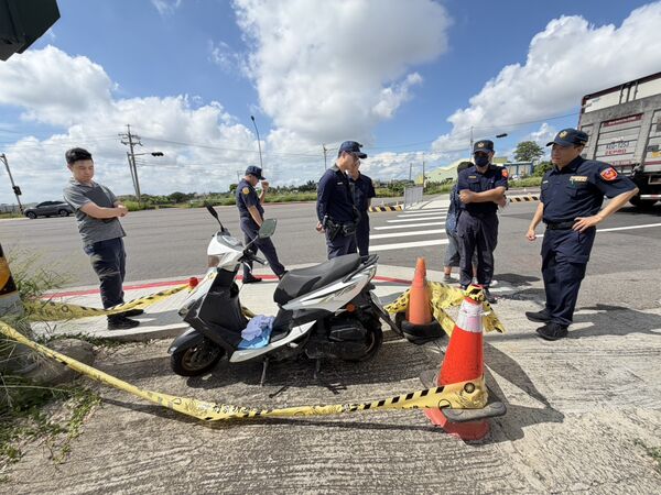 ▲騎士疑撞緣石後遭聯結車輾過當場死亡，警方前往會勘。（圖／議員賴清美提供）