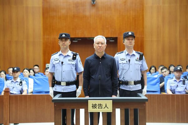 ▲▼许家印现场听取判决。(图/翻摄新华社)