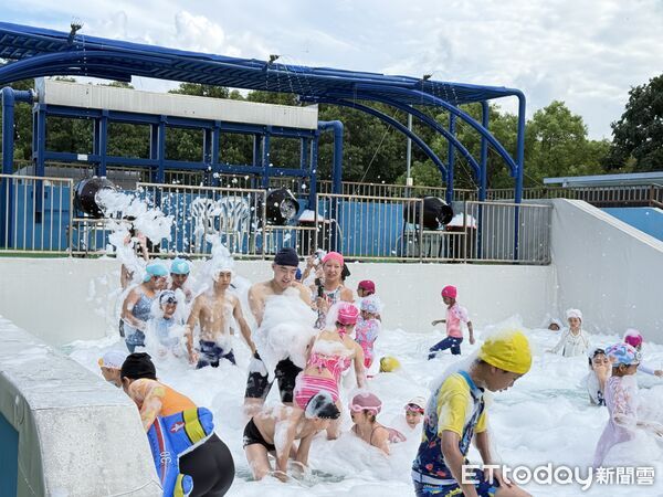 ▲▼今年知卡宣戲水區自7月4日開放以來，吸引許多親子家庭、在地民眾及各地遊客前來。（圖／花蓮縣政府提供，下同）