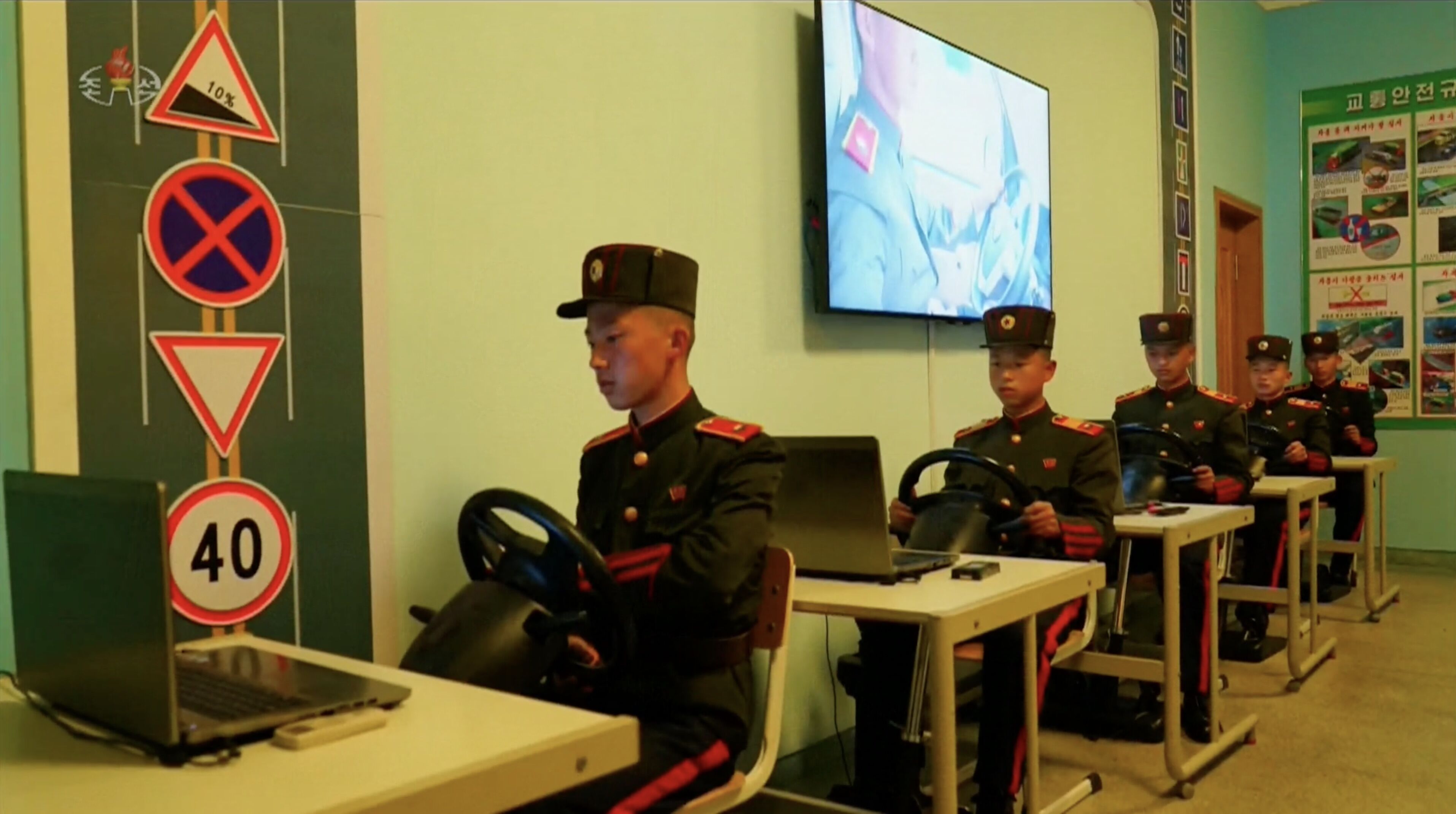 ▲▼北韓兒童軍事學校學生參加模擬駕駛課程。（圖／翻攝自KCTV）