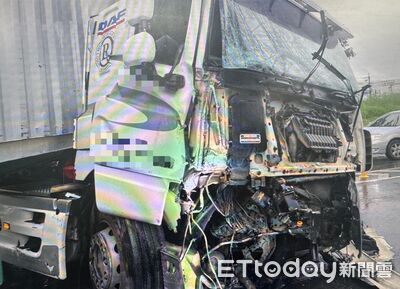 疑打滑失控！台南聯結車「猛撞分隔島」車頭爛　現場畫面曝光