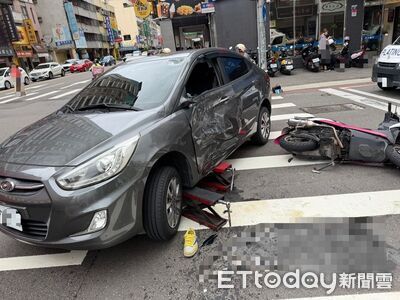 快訊/台中路口汽機車相撞滿地血 騎士卡車底緊急送醫