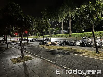 淡水賓士阿北失控!撞倒一整排16輛機車 肇逃狡辯:我腰疼