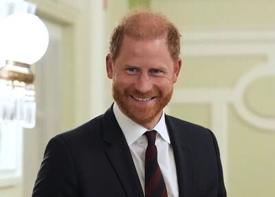 哈利爆舉家返英後首現身!心情全寫臉上 笑喊:世界需要更多英雄