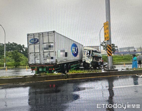 ▲台南自撞車禍，聯結車車頭撞爛畫面曝光。（圖／記者林東良翻攝，下同）