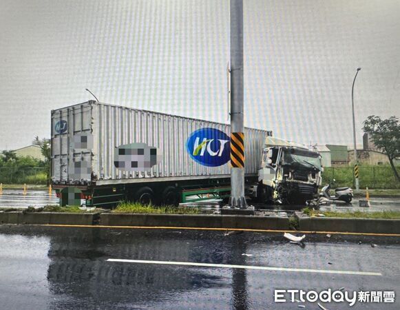 ▲台南自撞車禍，聯結車車頭撞爛畫面曝光。（圖／記者林東良翻攝，下同）