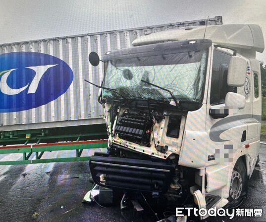 ▲台南自撞車禍，聯結車車頭撞爛畫面曝光。（圖／記者林東良翻攝，下同）