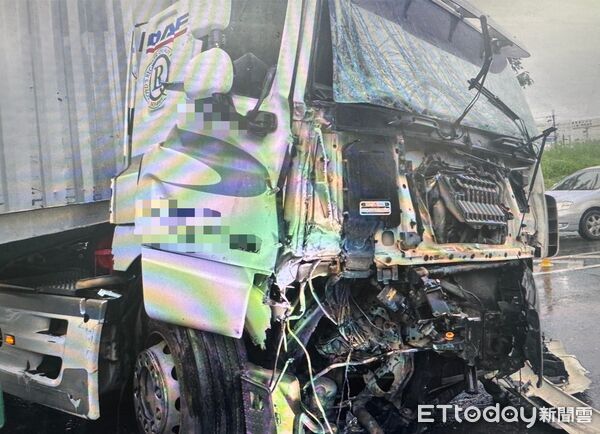 ▲台南自撞車禍，聯結車車頭撞爛畫面曝光。（圖／記者林東良翻攝，下同）