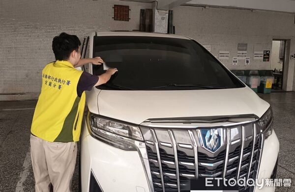 ▲▼         營造公司老闆分期繳款、交出豪車  管收三天獲釋    。（圖／記者郭世賢翻攝）