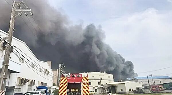 ▲桃園市蘆竹區去年5月間某生質油脂工廠發生火警，檢方認為2業者未妥善儲存油脂導致設施短路造成大火，事後還阻復原遭起訴。（資料照／桃園市消防局提供）