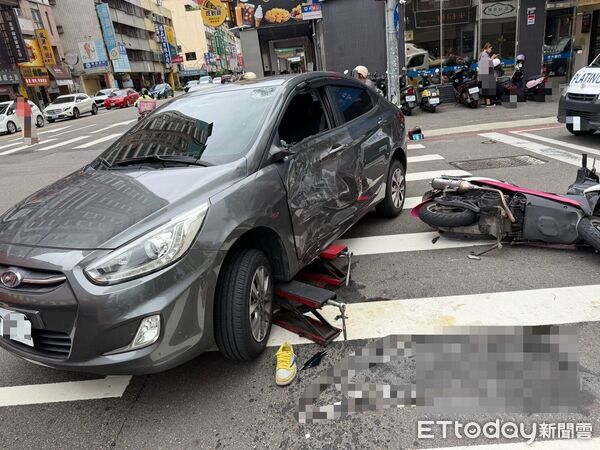 ▲台中路口汽機車相撞，男騎士卡車底地上大片血跡。（圖／民眾提供）