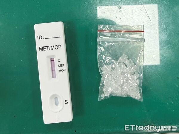 ▲車燈故障上路,所長深夜巡邏鷹眼查獲毒駕。(圖/記者高堂堯翻攝)