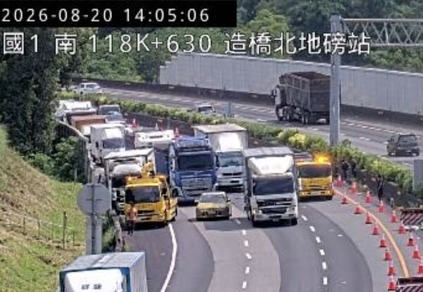▲國道1號北上118公里、造橋路段，下午發生5部車連環碰撞，造成1名大貨車駕駛夾困輕傷送醫。（圖／記者楊永盛翻攝）