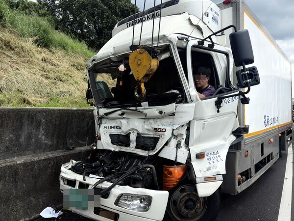 國1造橋段5大小車連環撞！1駕駛遭夾困獲救 一度回堵5公里
