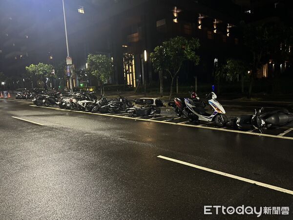 ▲▼71歲蔡男開賓士失控撞倒路旁16機車後肇逃             。（圖／記者陳以昇翻攝）