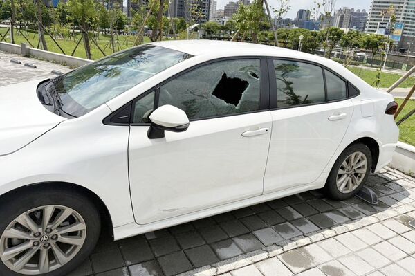 ▲桃園警方今日上午追捕徐姓車手，徐男拒絕配合，員警擊破車窗欲逮捕。（圖／桃園警分局提供）