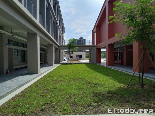 ▲沙崙國際高中取得最高等級的鑽石級綠建築標章證書，並獲國家卓越建設獎金質獎。（記者林東良翻攝，下同）