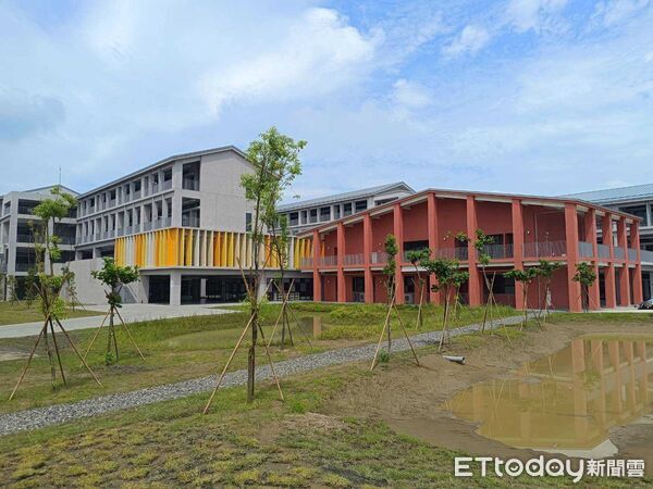 ▲沙崙國際高中取得最高等級的鑽石級綠建築標章證書，並獲國家卓越建設獎金質獎。（記者林東良翻攝，下同）