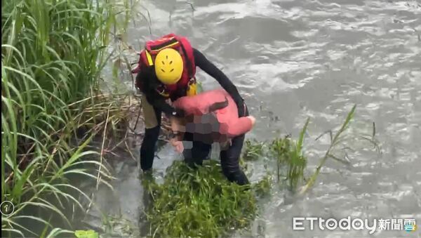 ▲▼羅女在三峽河邊看風景不慎跌入溪中,警消將其救上岸送醫治療。(圖/記者陸運陞翻攝)