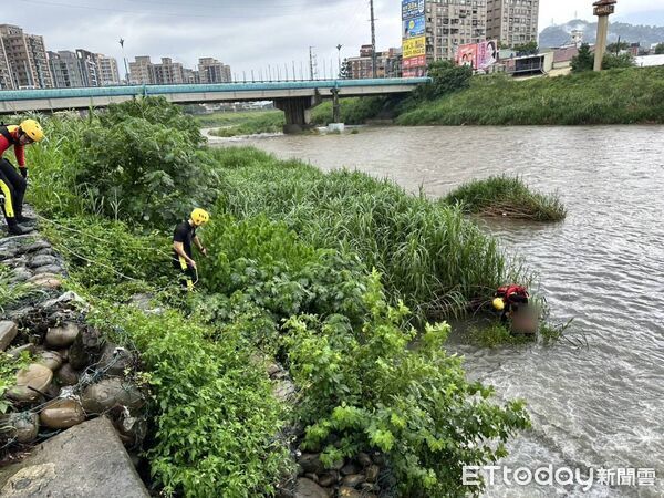 ▲▼羅女在三峽河邊看風景不慎跌入溪中,警消將其救上岸送醫治療。(圖/記者陸運陞翻攝)
