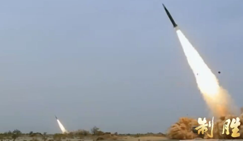▲共軍釋出750mm大口徑火箭彈發射畫面。（圖／翻攝《制勝》宣傳片）