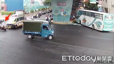 新北重機、救護車相撞　騎士噴飛重摔畫面曝！全身擦挫傷送醫