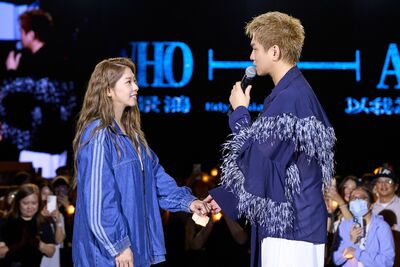 Energy阿弟結婚19年還是超甜!當眾親吻老婆放閃全場嗨翻
