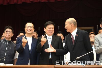 韓國瑜飆罵傅崐萁後首同框　笑：在傅總召旁比愛心會不會太煽情