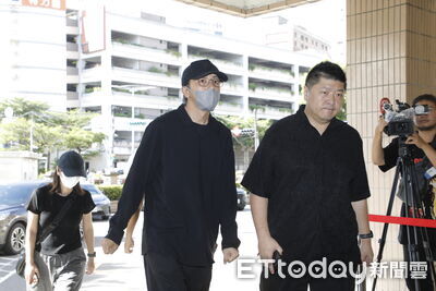 閃兵案開庭！陳柏霖、坤達現身新北地院　被問「會認罪嗎」反應曝