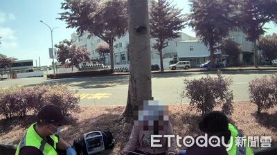 婦中暑倒坐分隔島！台東暖警助平安返家　還幫把機車騎回